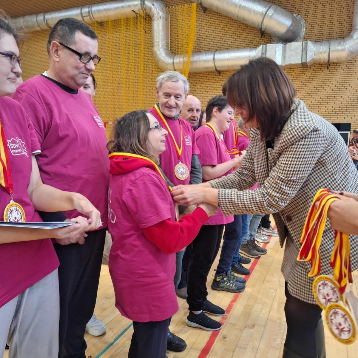 Pani burmistrz wręcza medal uczestniczce 