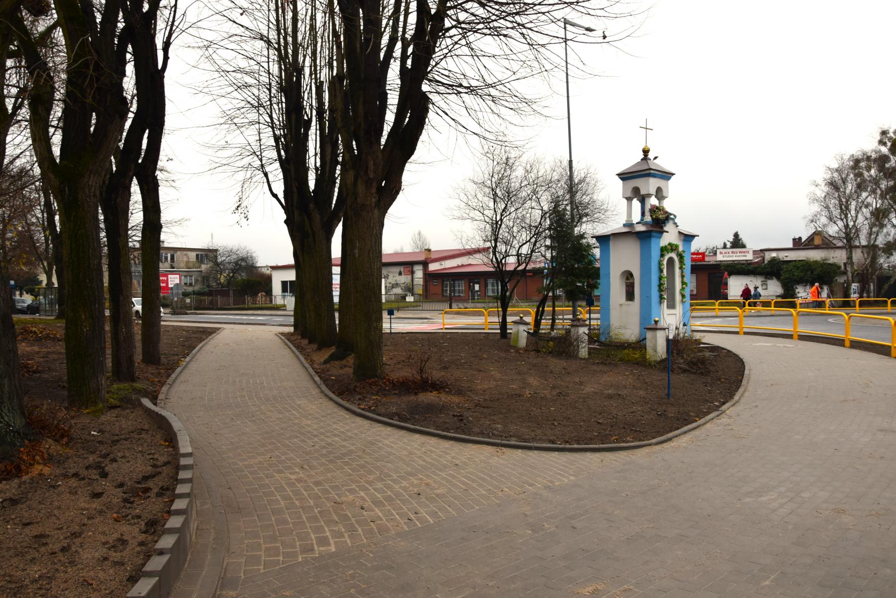 Chodnik, kapliczka, drzewa