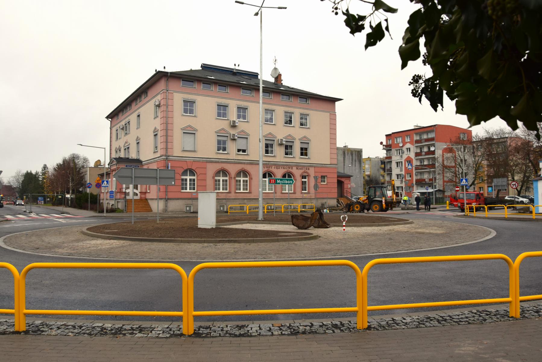 Widok na rodno, żółte barierki, budynek mieszkalny