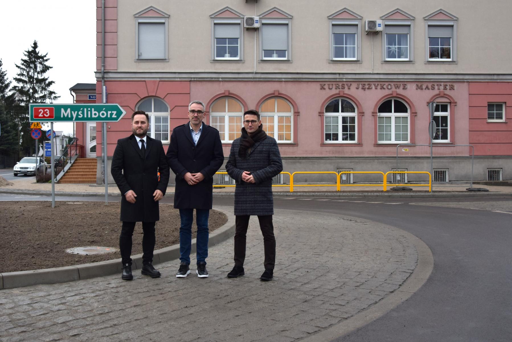 Na rondzie stoi trzech mężczyzn