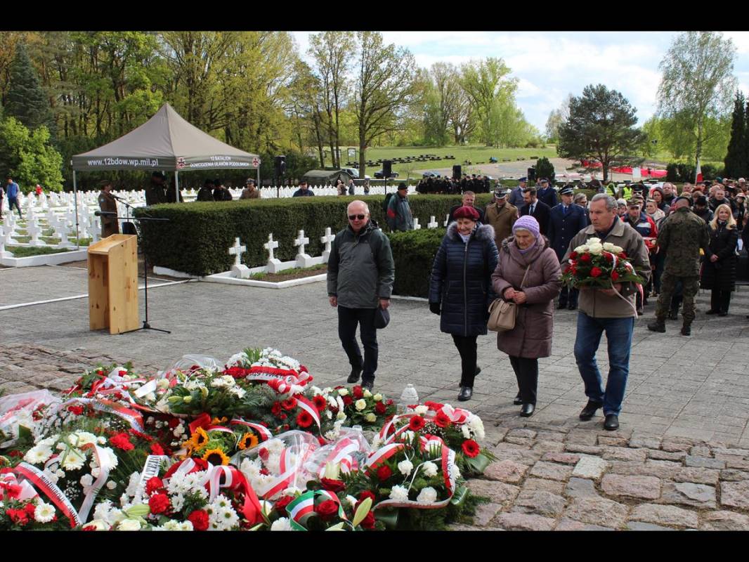 Delegacja kombatantów i sybiraków składają kwiaty 