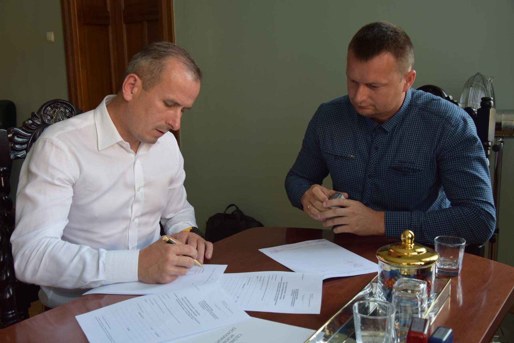 Umowy podpisuje członke zarządu i sołtys wsi Bogusław 