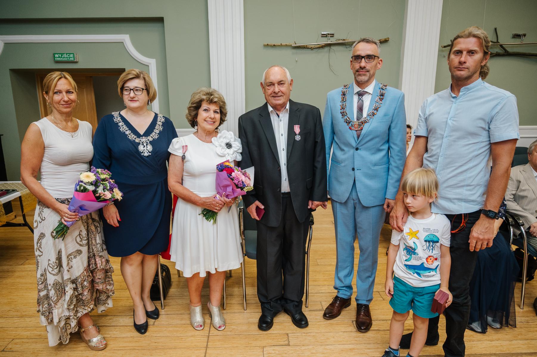 Para małżeńska w gronie najbliższych oraz kierownika USC i burmistrza Dębna 