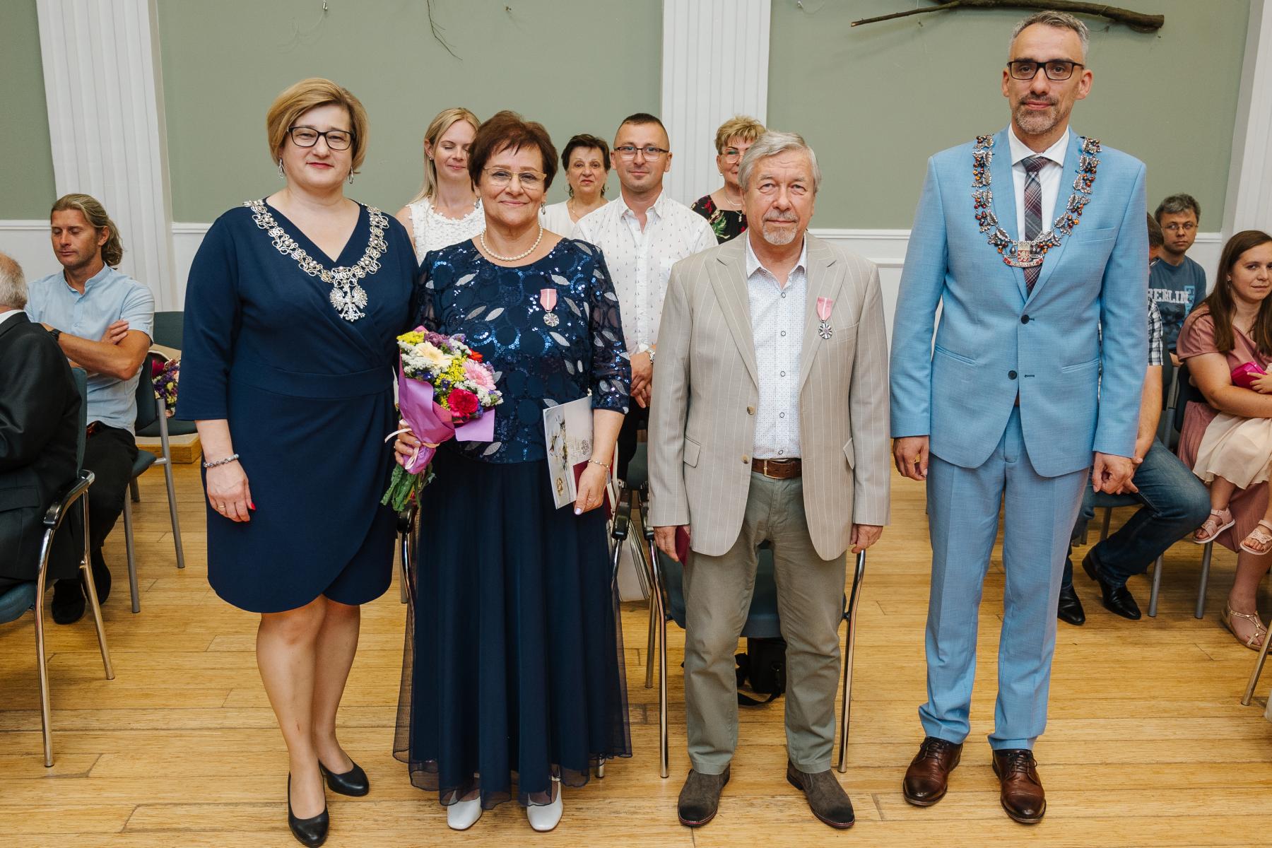 Para małżeńska w gronie najbliższych oraz kierownika USC i burmistrza Dębna 