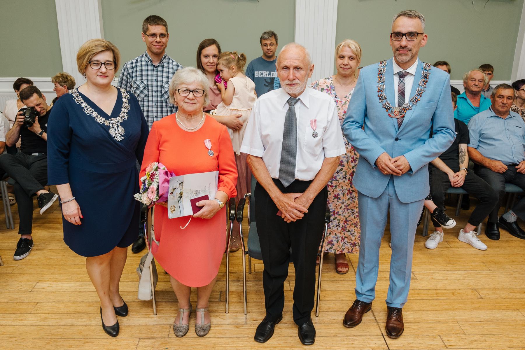 Para małżeńska w gronie najbliższych oraz kierownika USC i burmistrza Dębna 