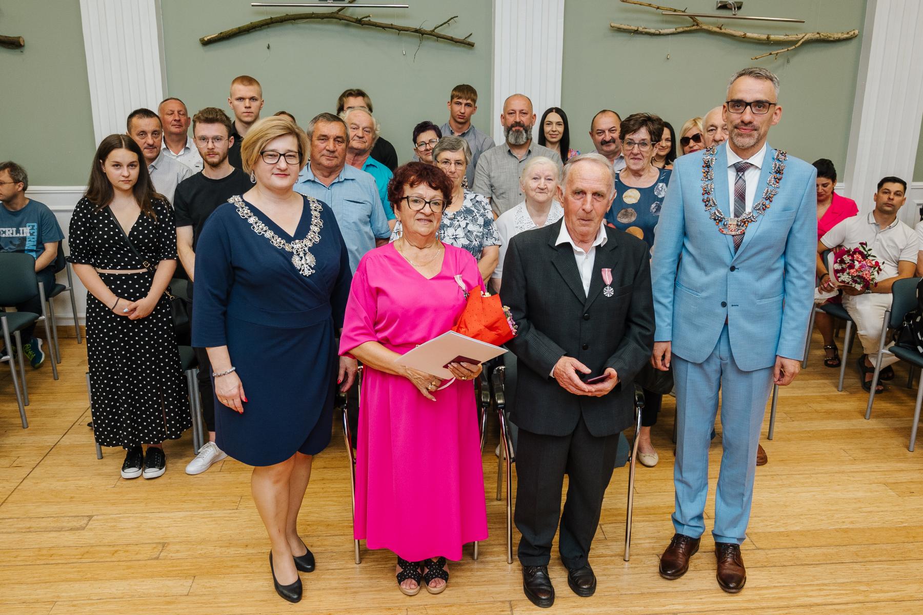 Para małżeńska w gronie najbliższych oraz kierownika USC i burmistrza Dębna 