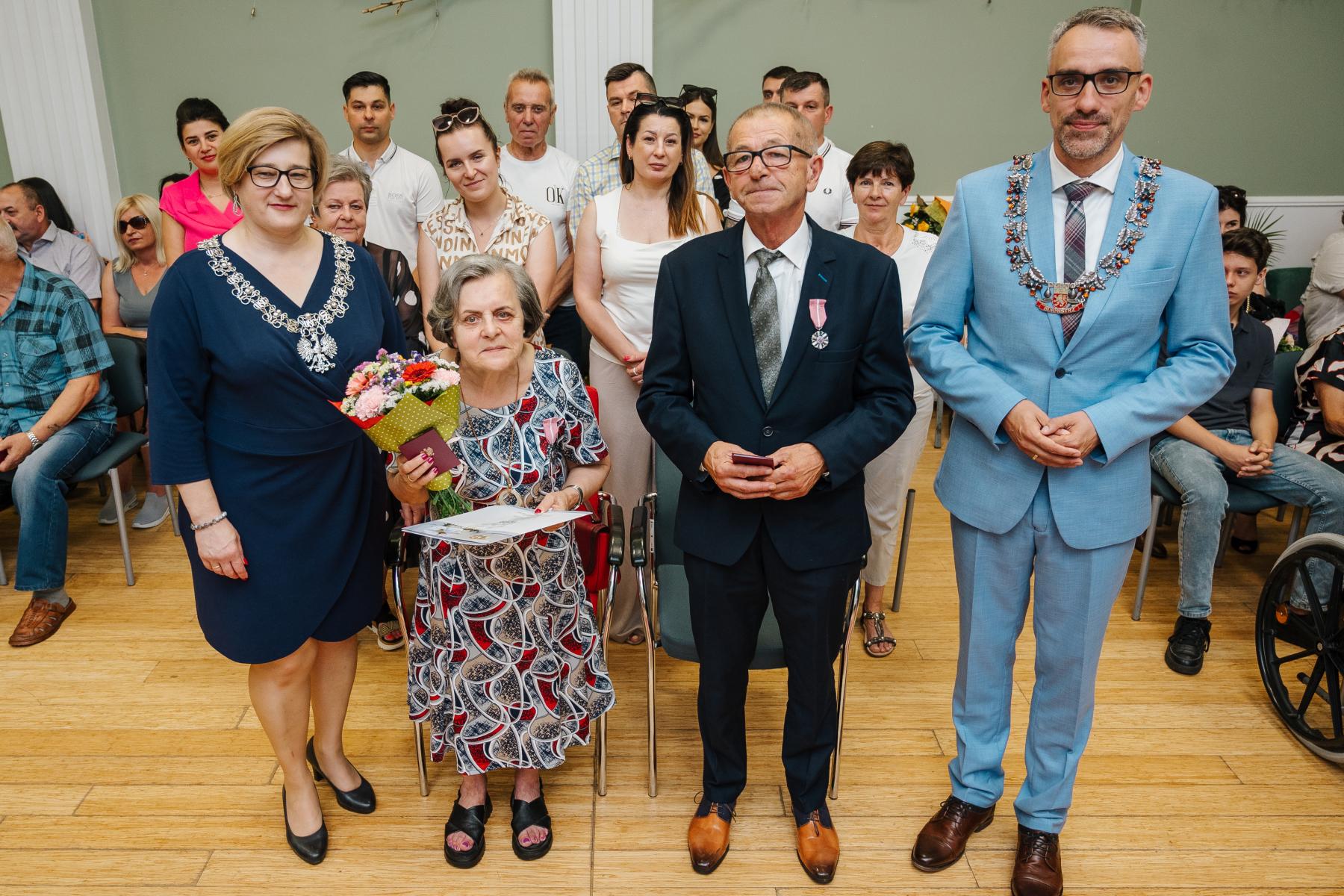 Para małżeńska w gronie najbliższych oraz kierownika USC i burmistrza Dębna 