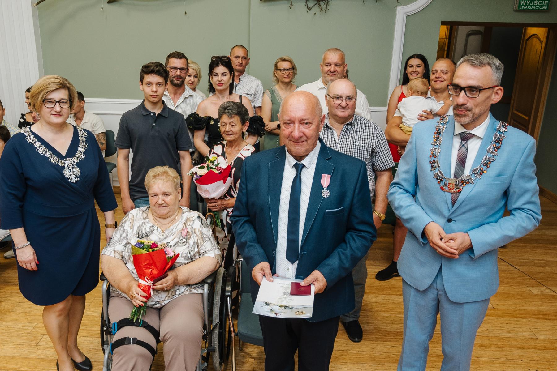 Para małżeńska w gronie najbliższych oraz kierownika USC i burmistrza Dębna 