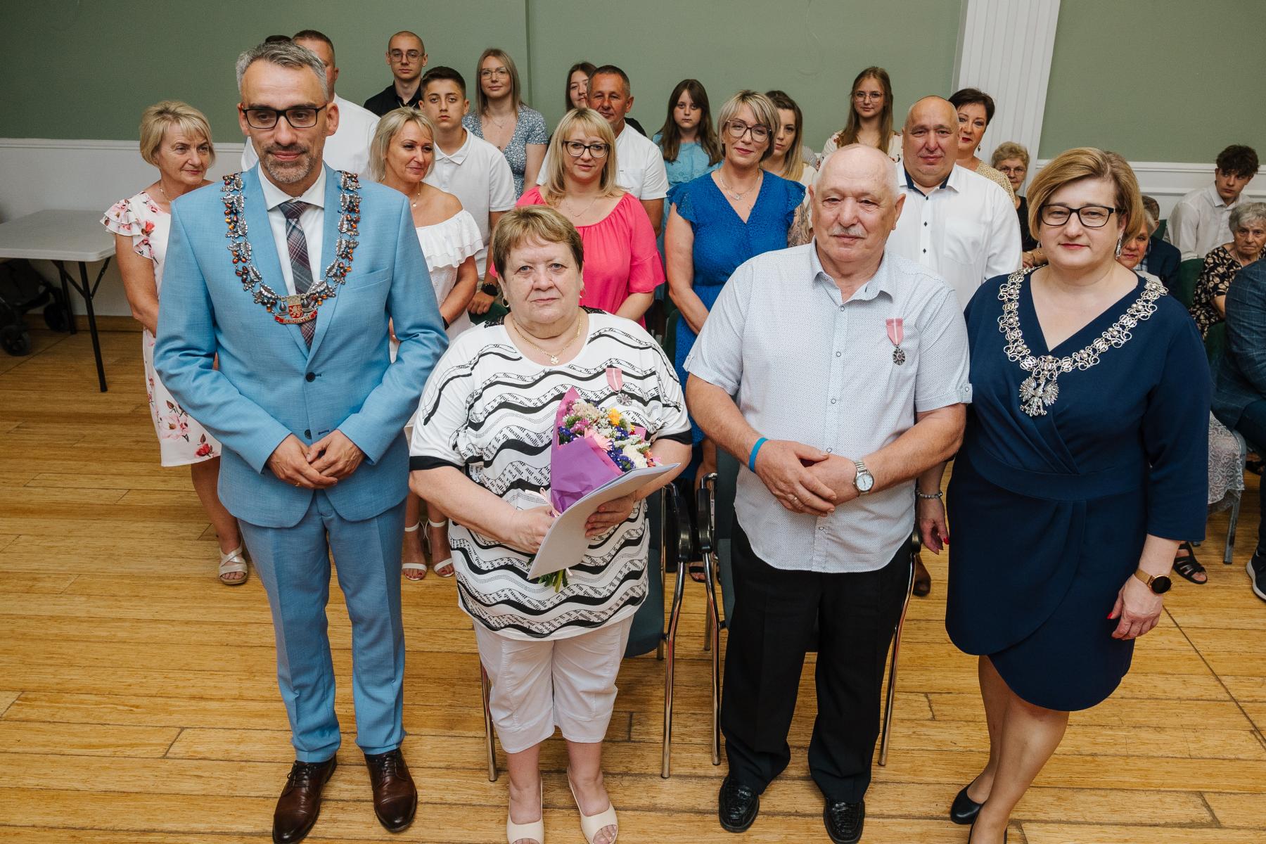 Para małżeńska w gronie najbliższych oraz kierownika USC i burmistrza Dębna 
