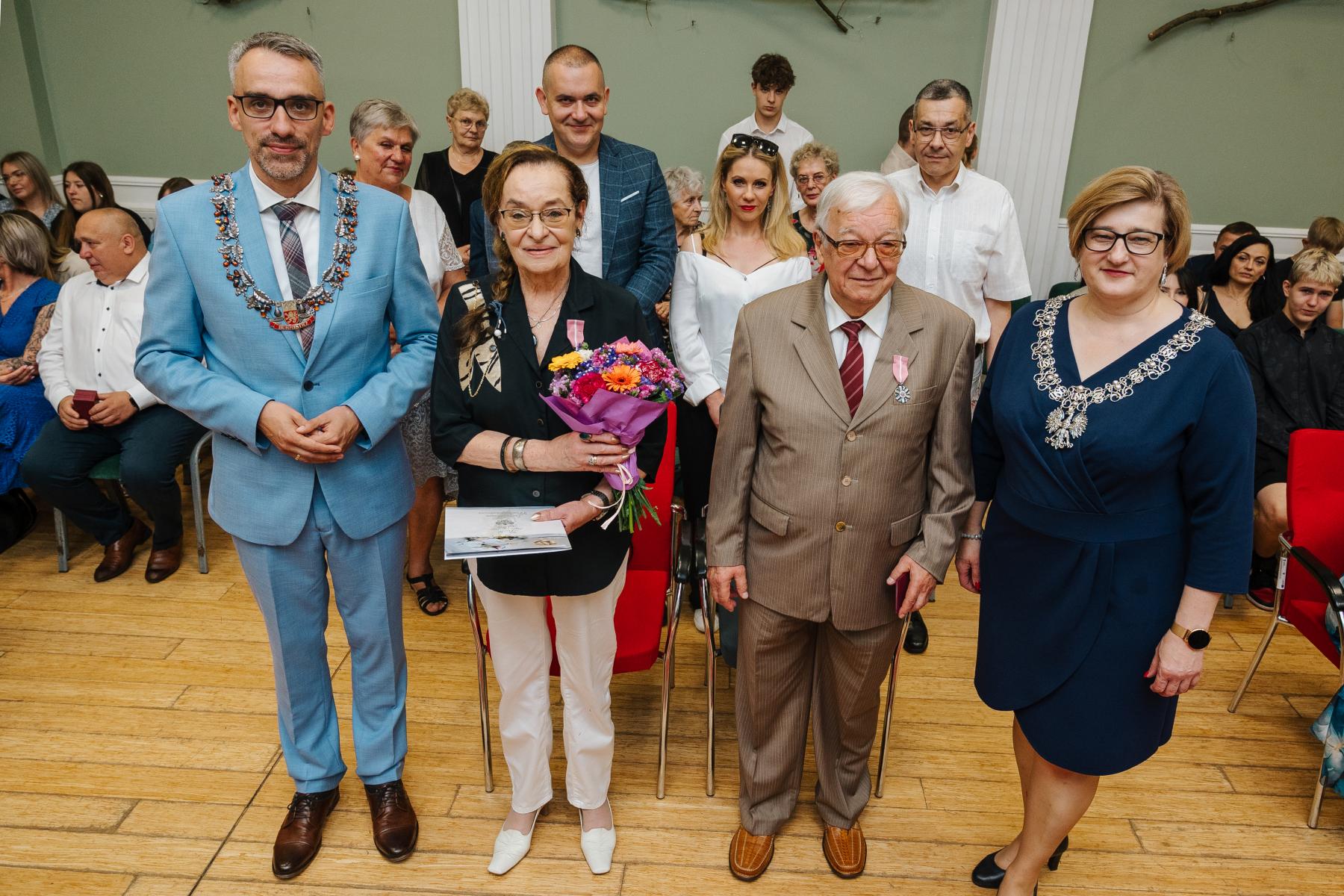 Para małżeńska w gronie najbliższych oraz kierownika USC i burmistrza Dębna 