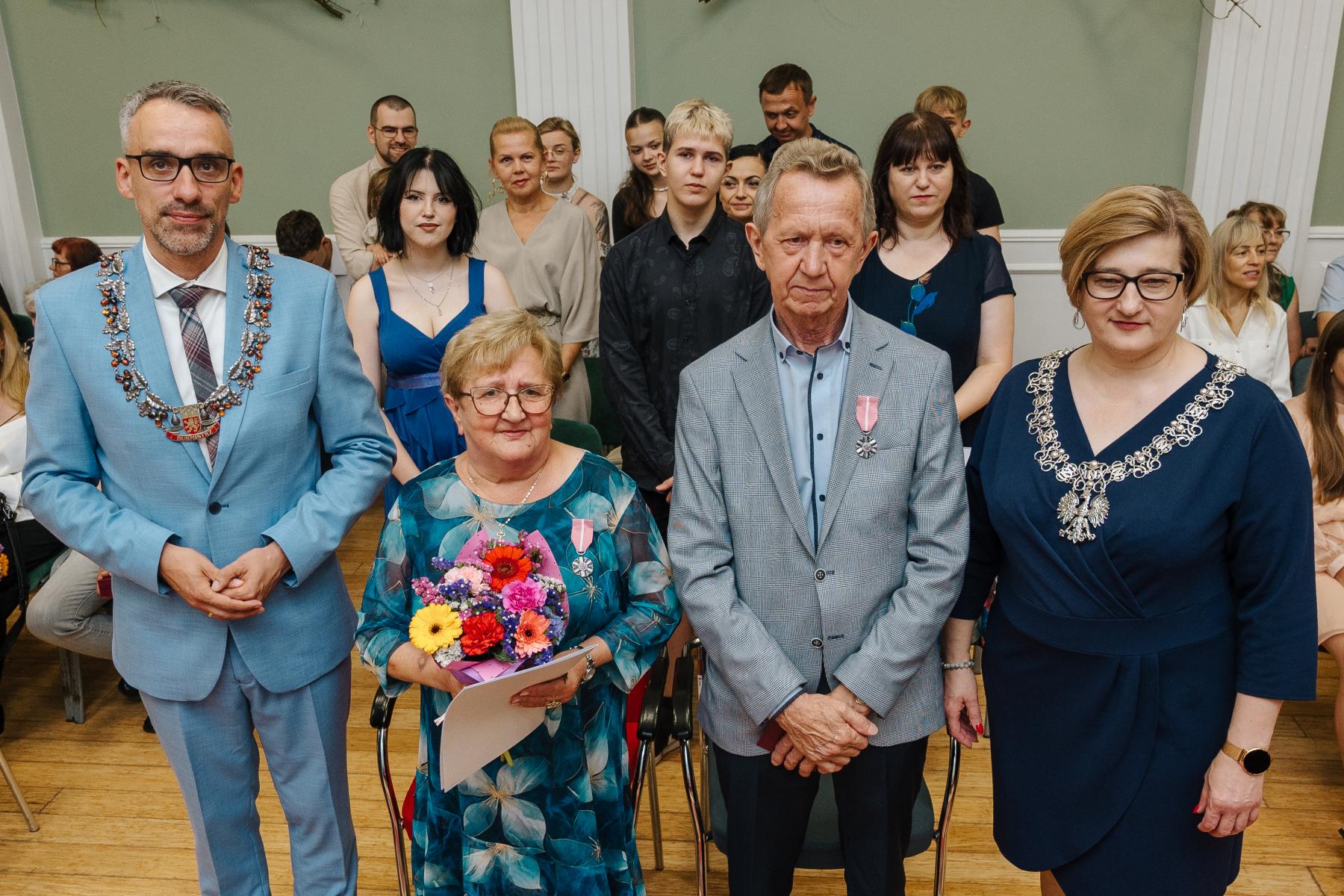 Para małżeńska w gronie najbliższych oraz kierownika USC i burmistrza Dębna 