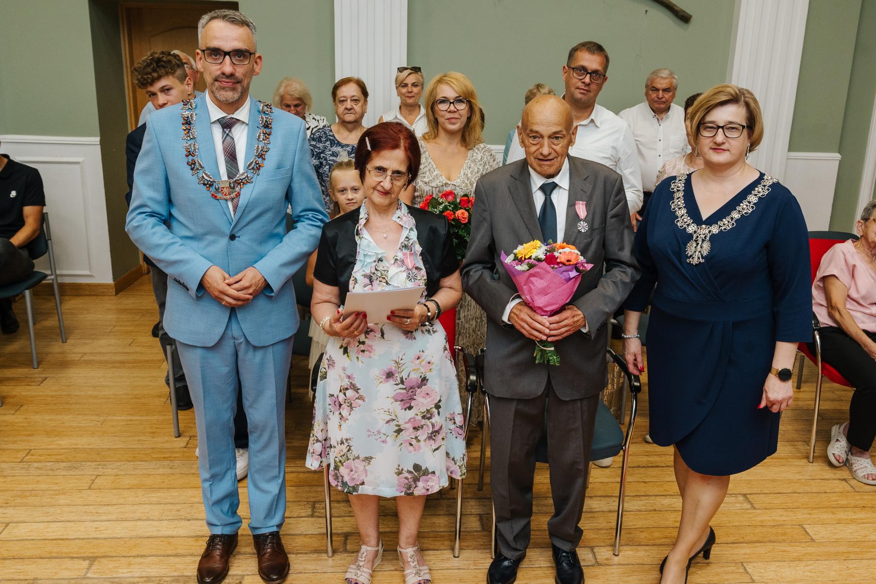 Para małżeńska w gronie najbliższych oraz kierownika USC i burmistrza Dębna 