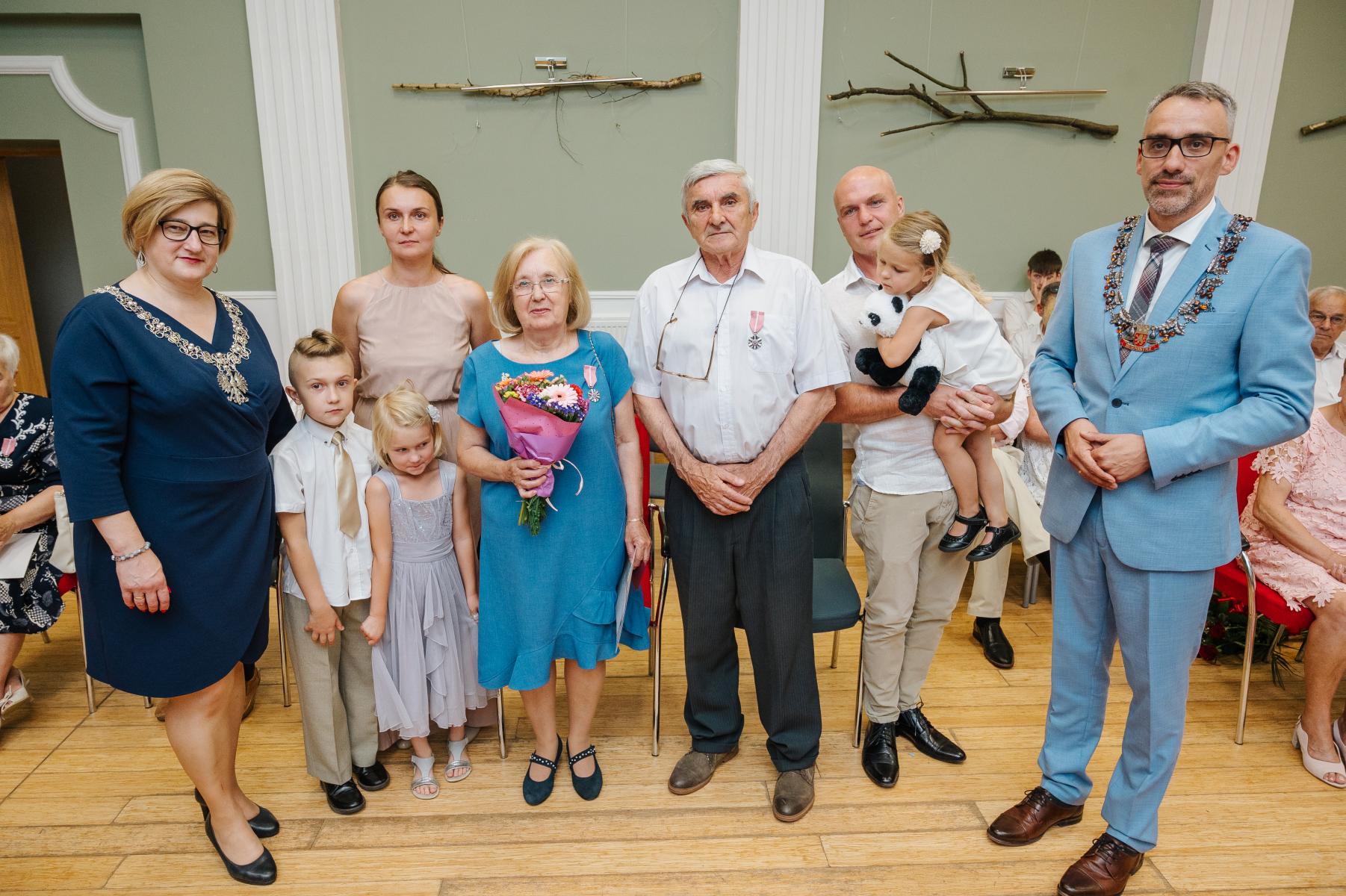 Para małżeńska w gronie najbliższych oraz kierownika USC i burmistrza Dębna 