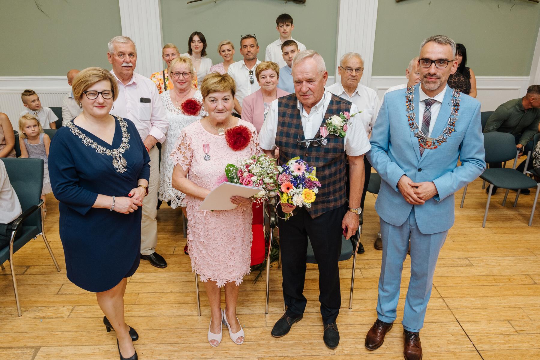 Para małżeńska w gronie najbliższych oraz kierownika USC i burmistrza Dębna 