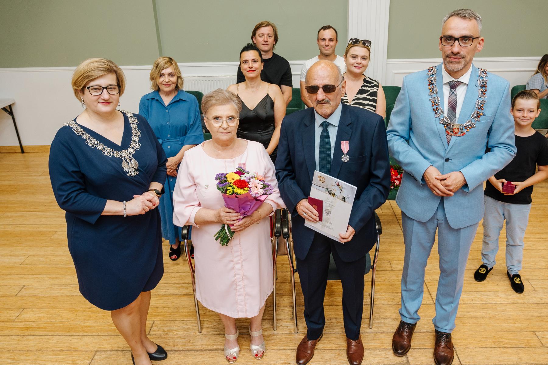 Para małżeńska w gronie najbliższych oraz kierownika USC i burmistrza Dębna 