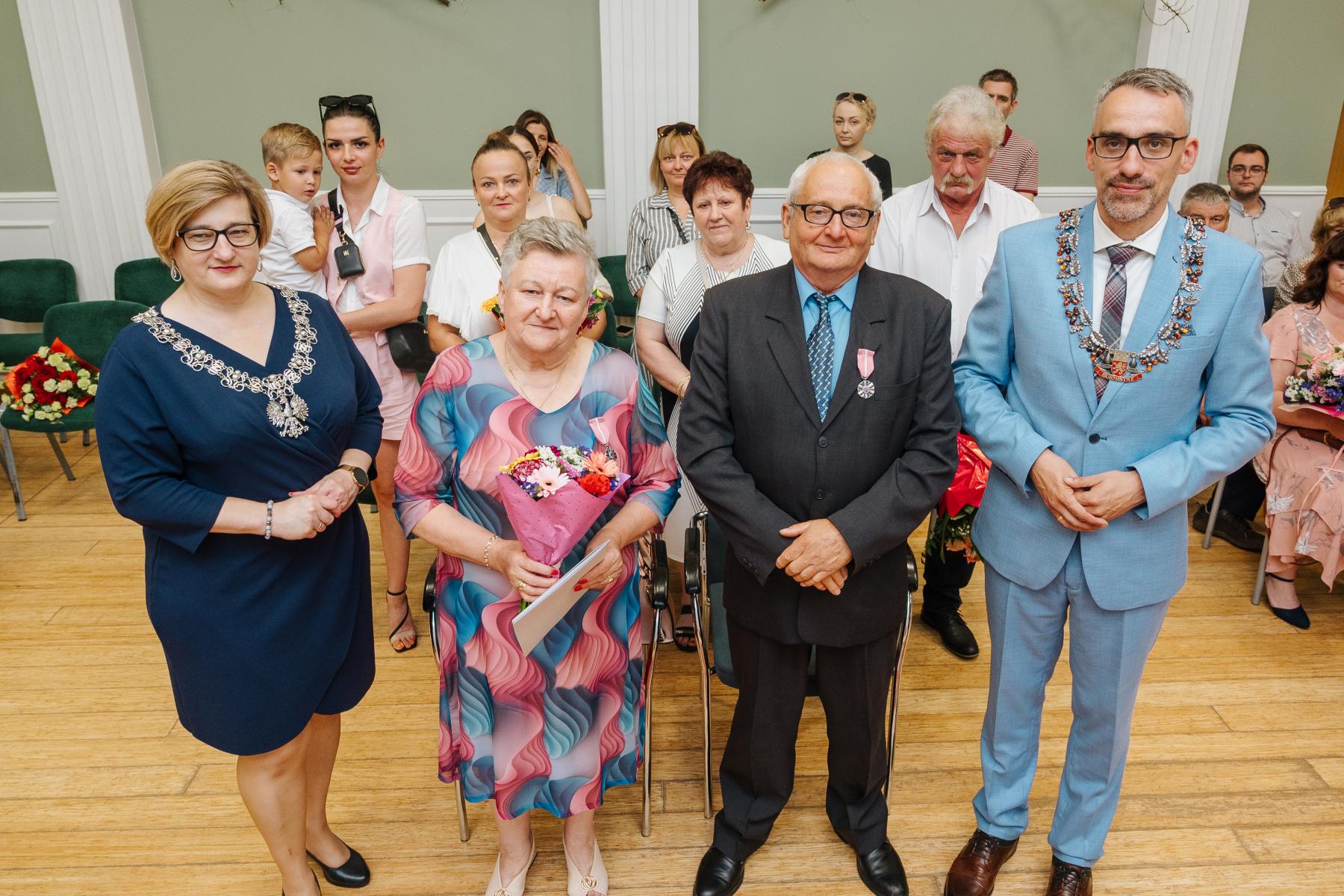 Para małżeńska w gronie najbliższych oraz kierownika USC i burmistrza Dębna 