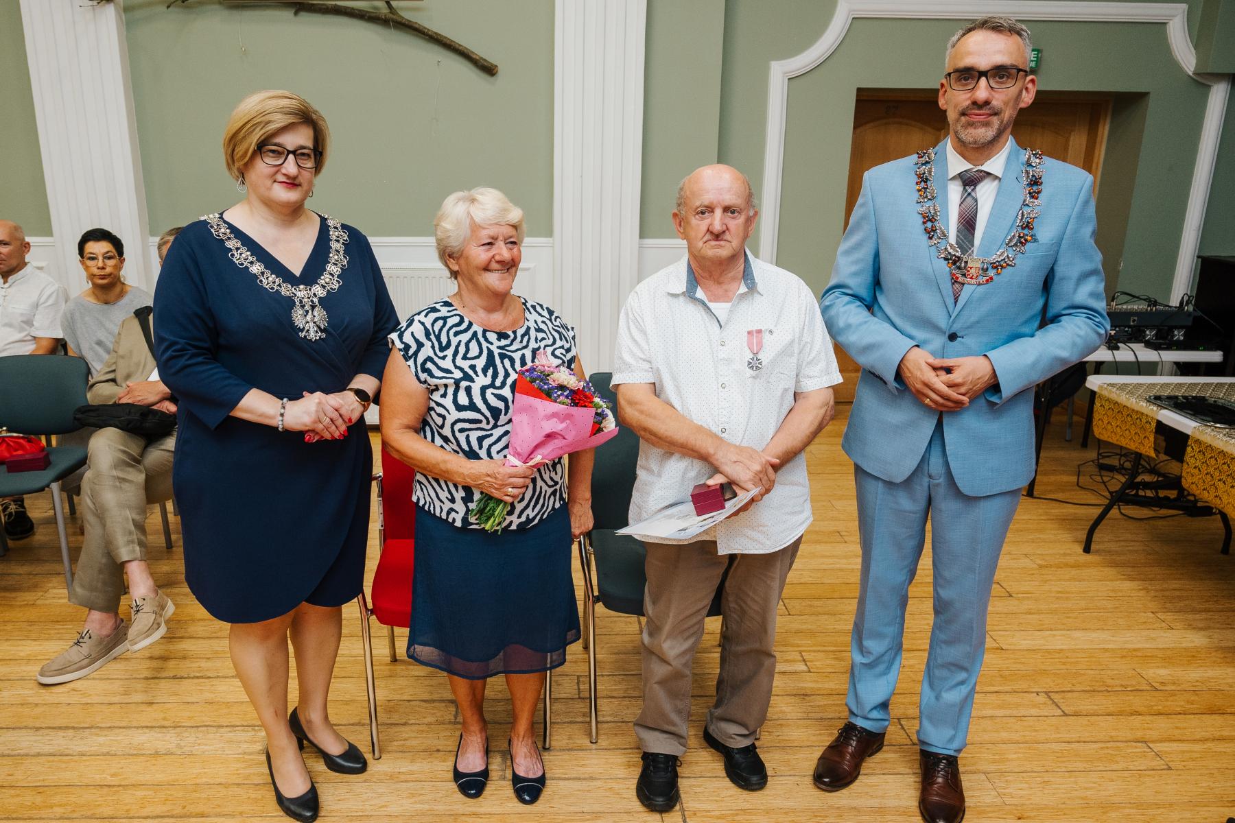 Para małżeńska w gronie najbliższych oraz kierownika USC i burmistrza Dębna 