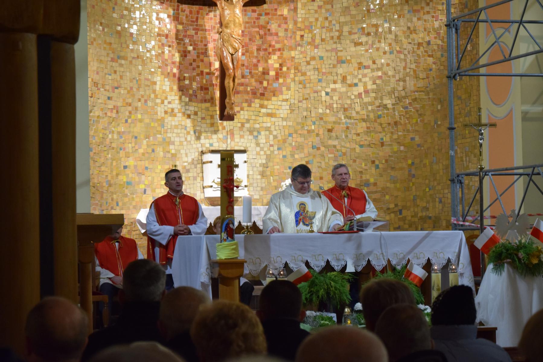 Ksiądz i ministranci przy ołtarzu