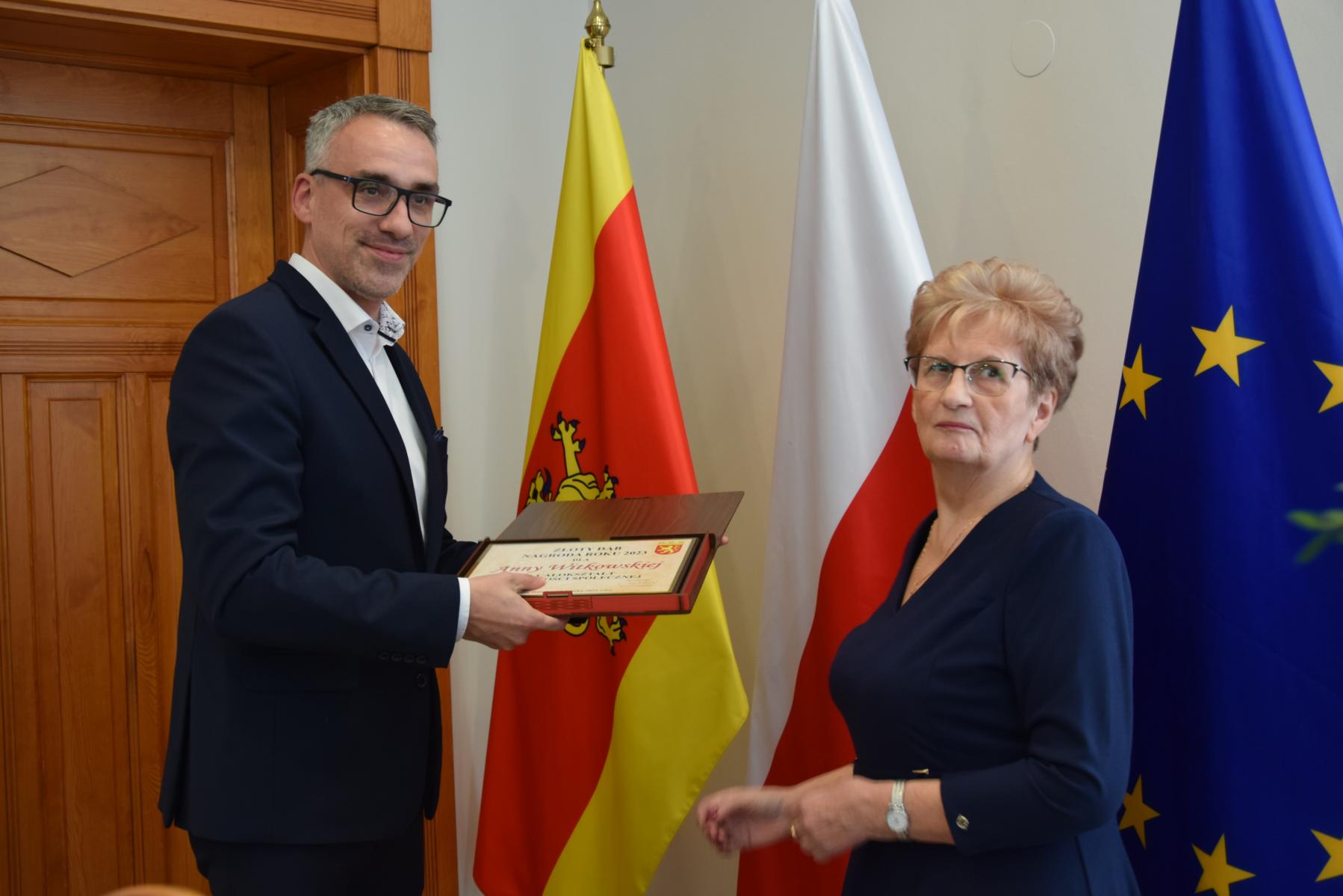 Burmistrz wręcza wyróżnienie pani Annie Witkowskiej 