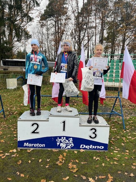 Trzy dziewczynki stoją na podium 