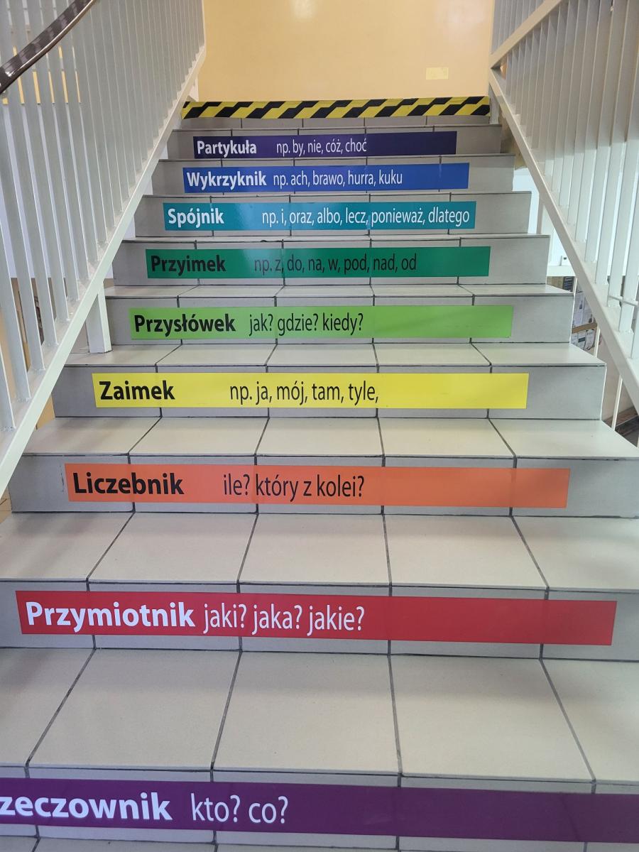Napisy na schodach. Przyimek, spójnik