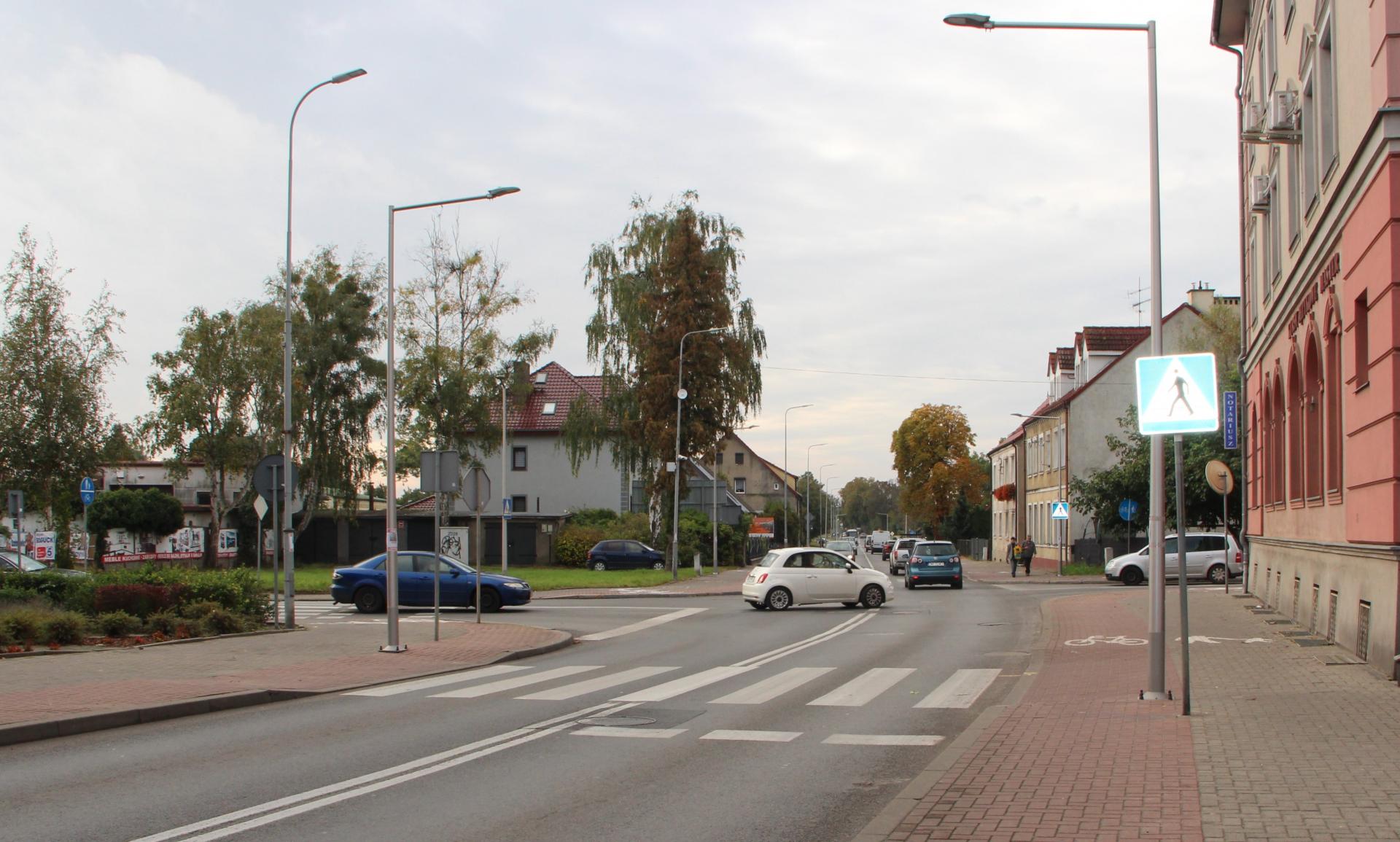Droga krajowa nr 23, skrzyżowanie, samochody na drodze. znaki drogowe, lampy
