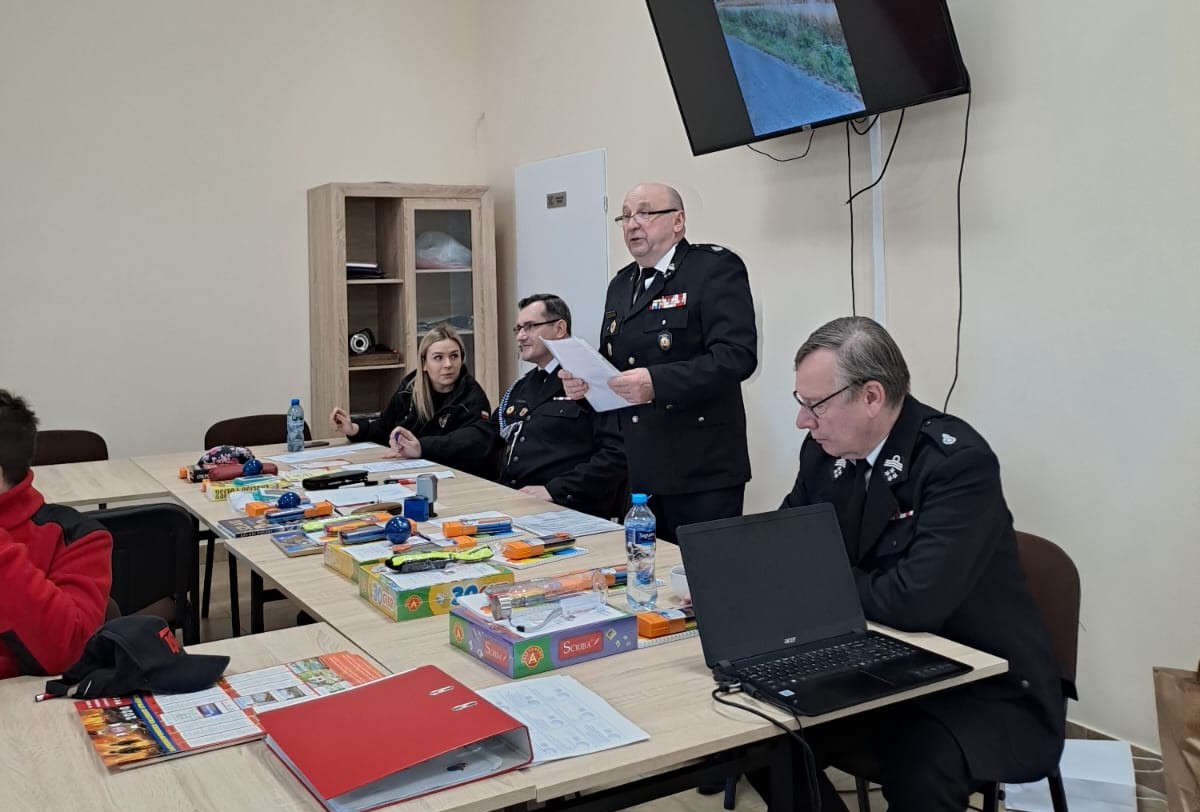 Komisja konkursowa. Trzech mężczyzn w mundurach, jedna kobieta 