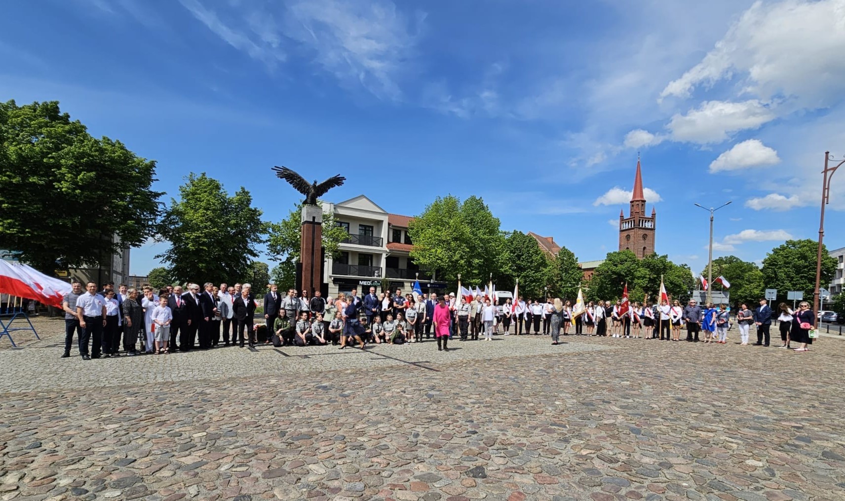 Wspólne zdjecie uczestników przed pomniemiem Orła Białego