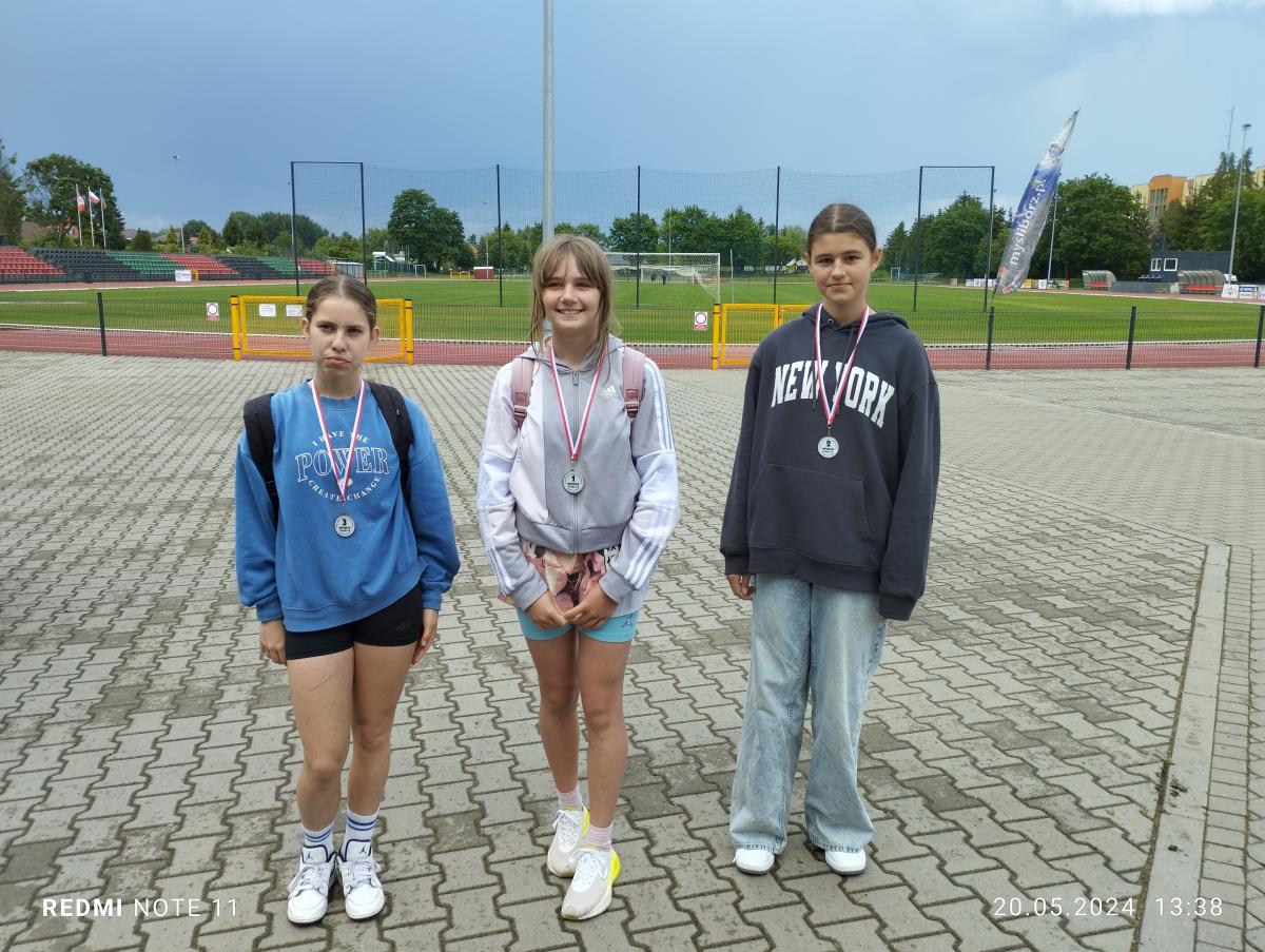 Trzy dziewczyny z medalami na szyi