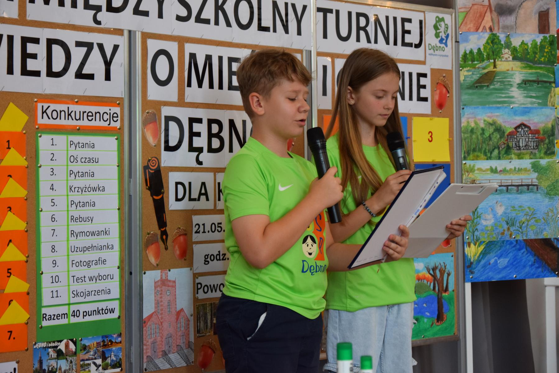 Chłopiec i dziewczynka stoją czytają wierszyk