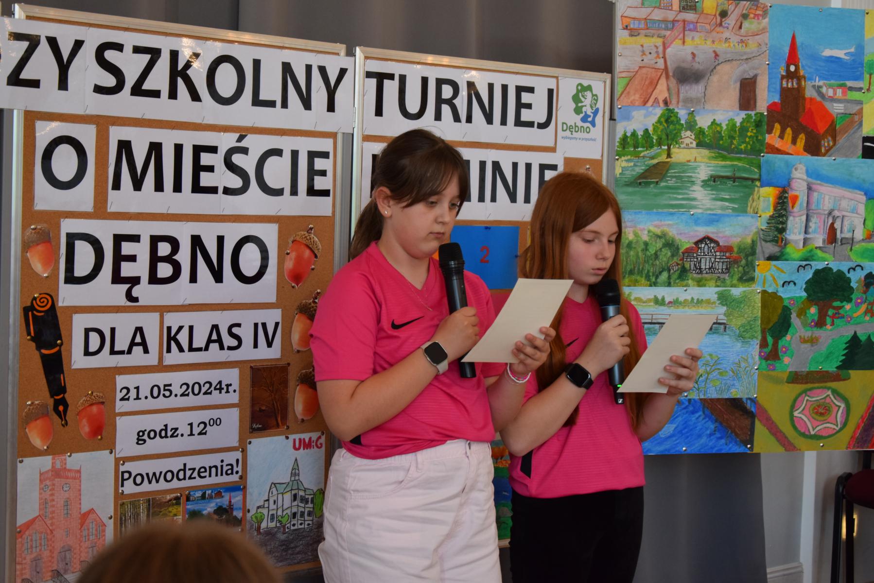 Uczennice z SP Cychry czytają wierszyk