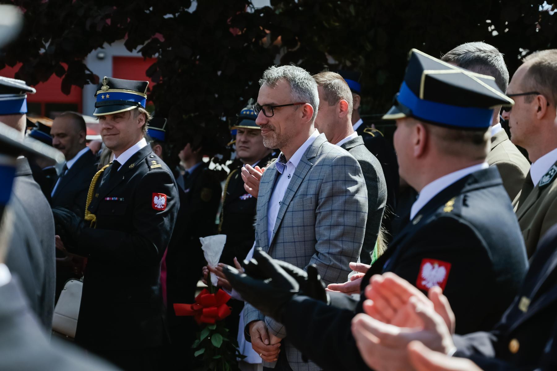 Burmistrz Dębna wśród gości stoi na placu