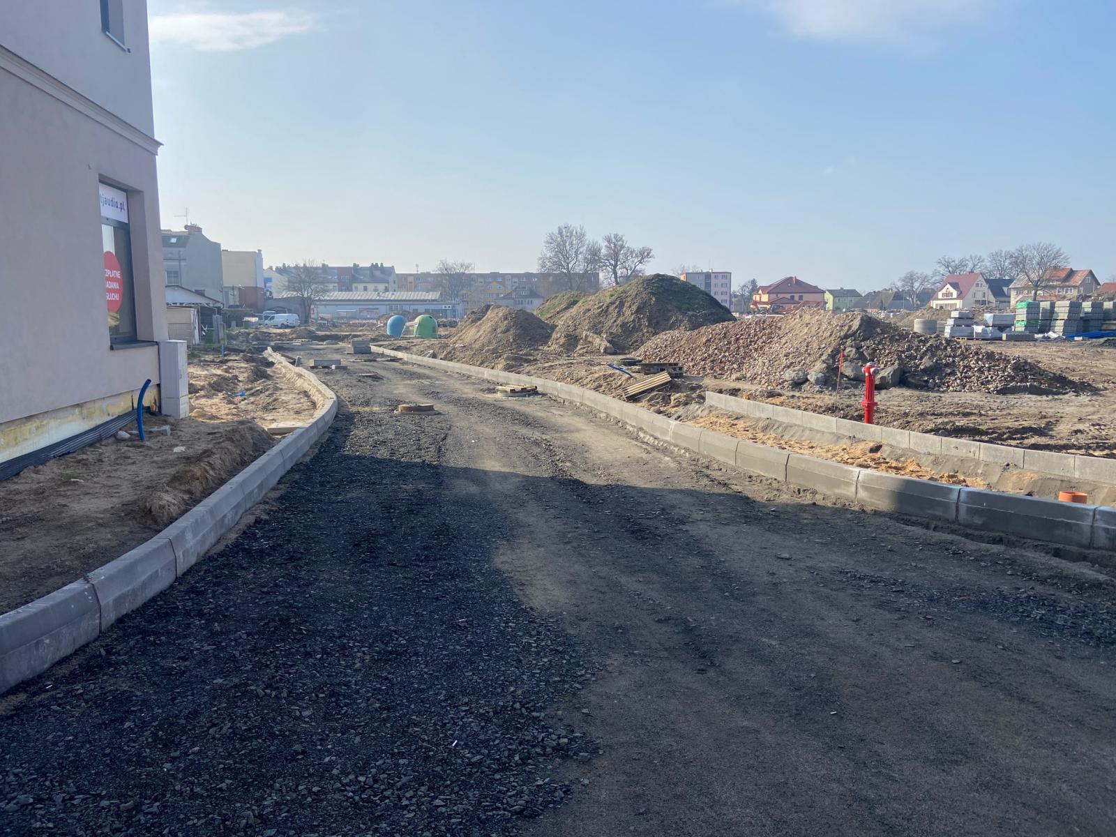 Widoczny układ jezdni wyznaczony krawężnikami