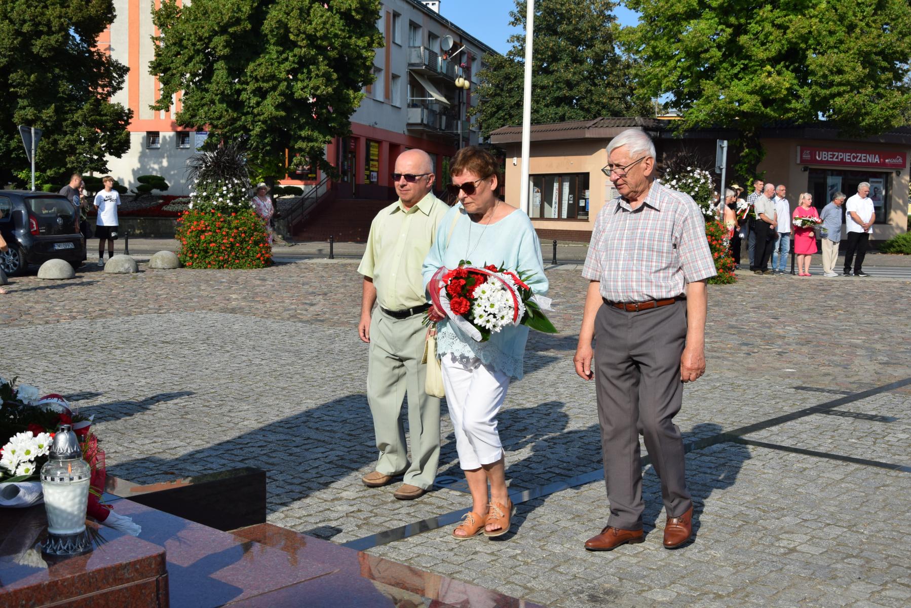Przedstawiciele stowarzyszenia składają kwiaty