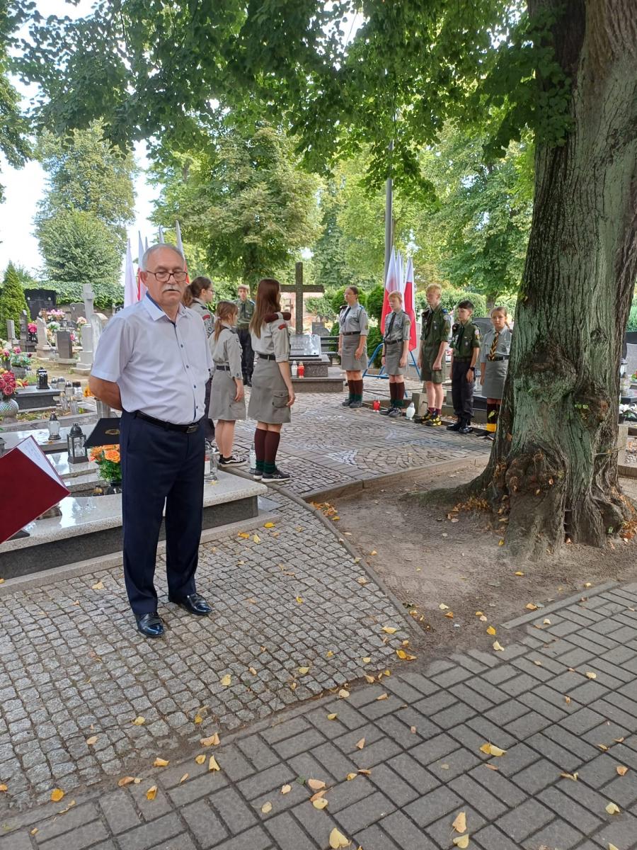 Adam Kaczmarczyk stoi przed grobem nieznanego żołnierza