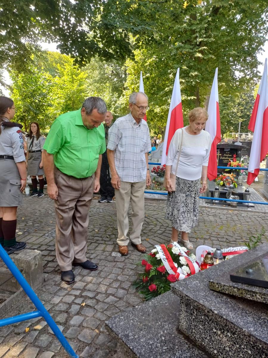 Przedstawiciele stowarzyszenia stoją przed Grobem 