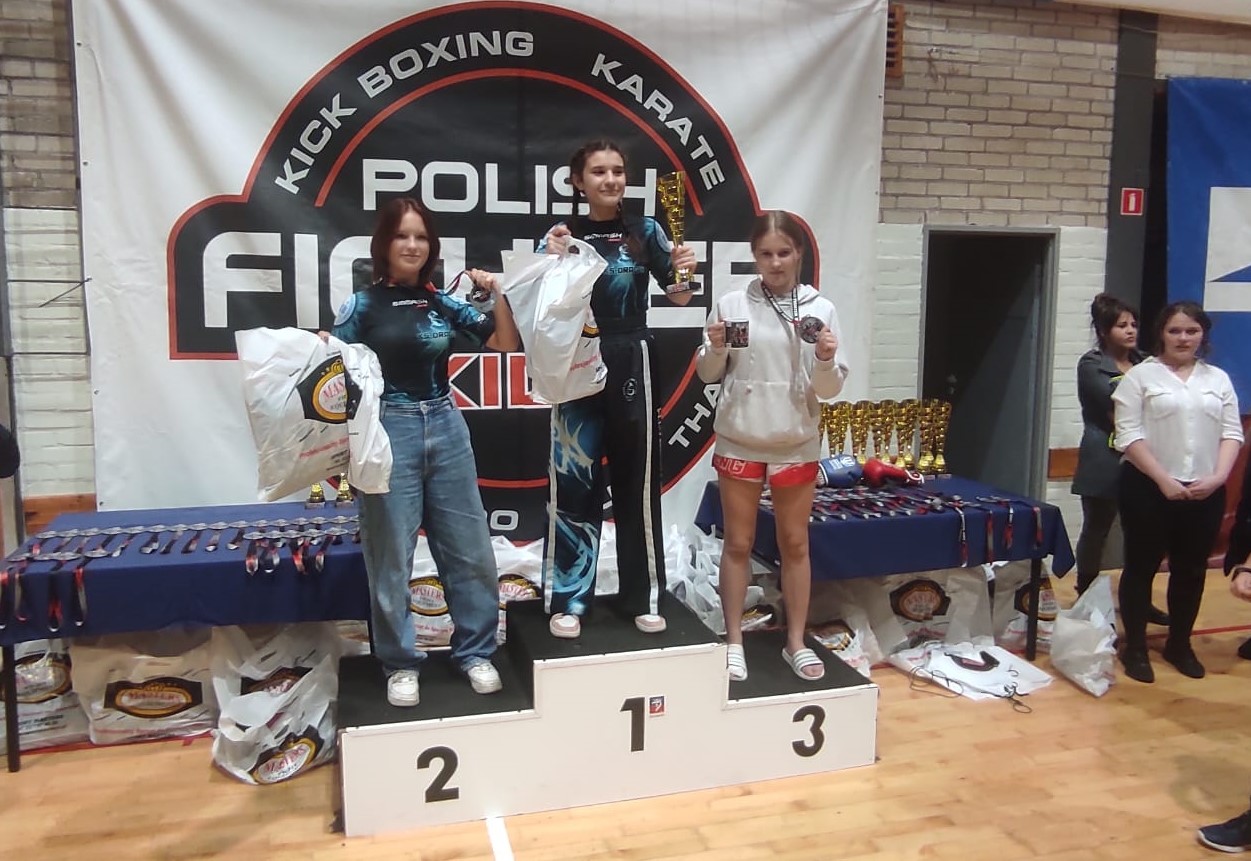 Trzy dziewczyny na podium 