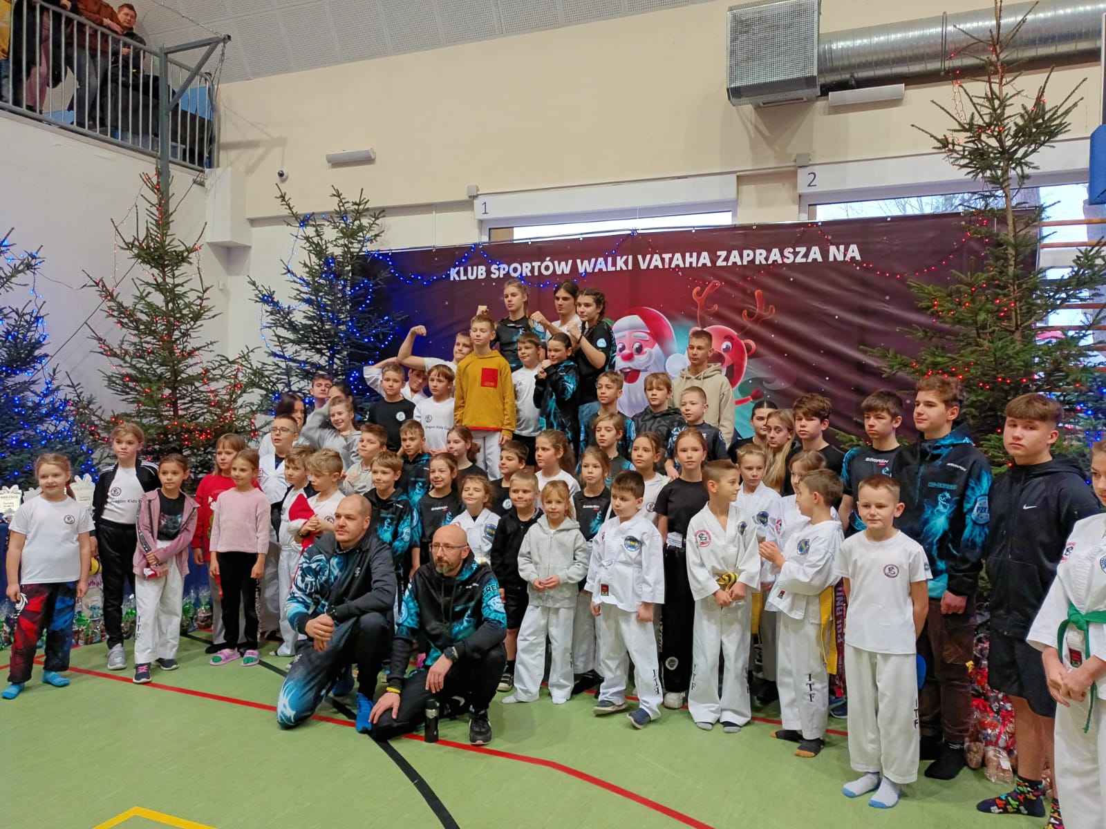Grupowe zdjęcie dzieci w kimonach