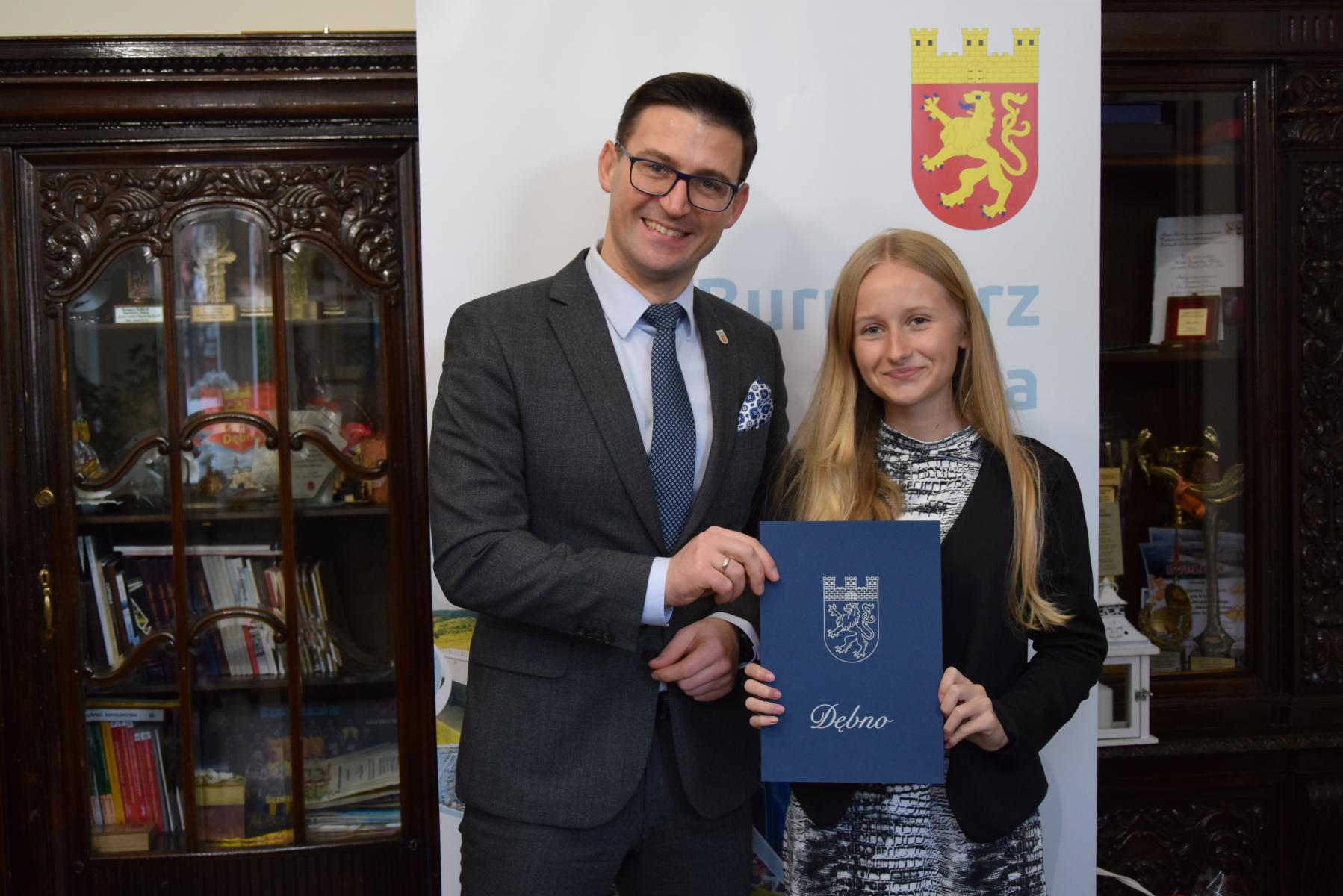 W gabinecie burmistrza od lewej stoją: Grzegorz Kulbicki, Amelia Kożuszek. 