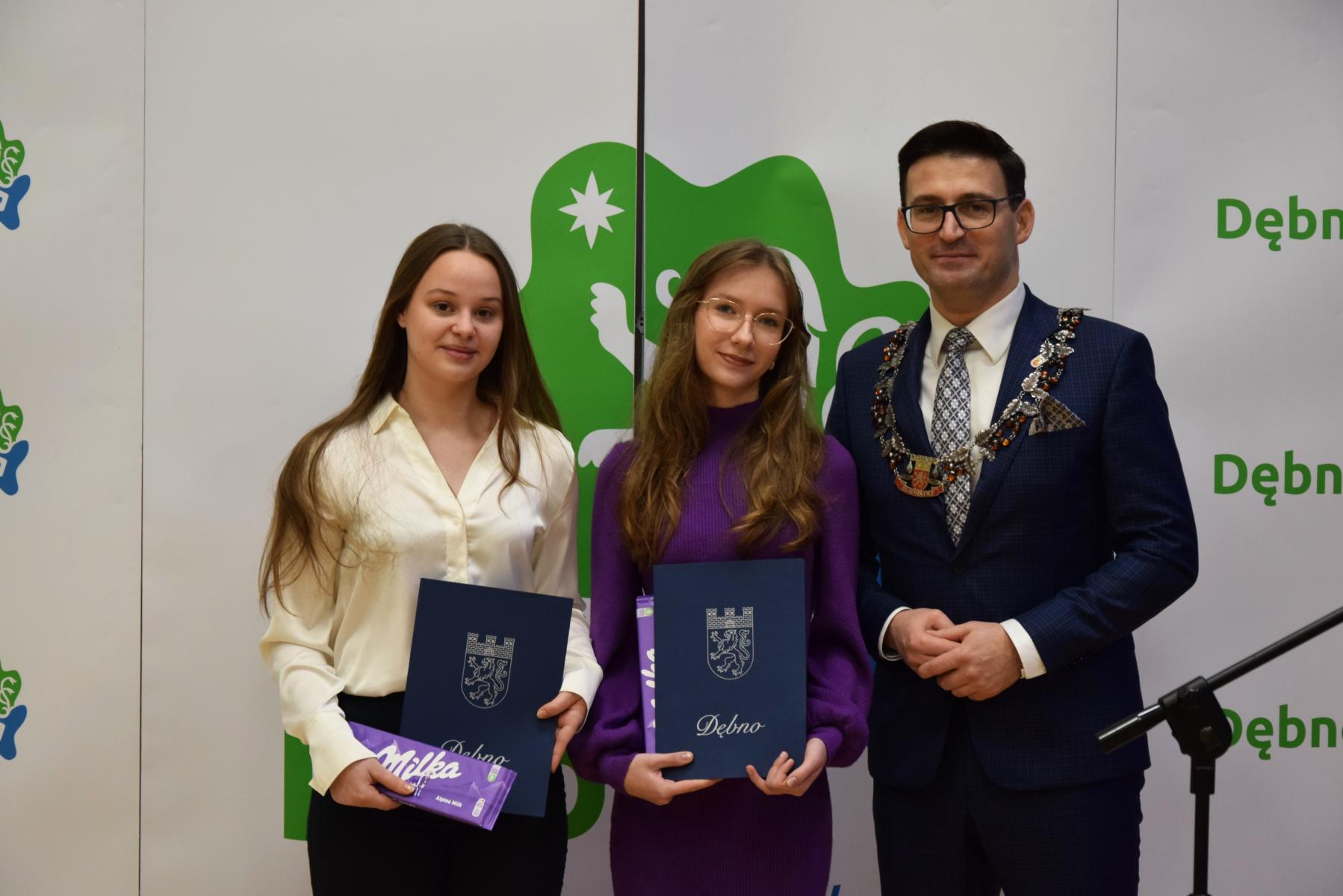 Od lewej stoją: Joanna Wojciechowska, Wiktoria Taracińska, Grzegorz Kulbicki 