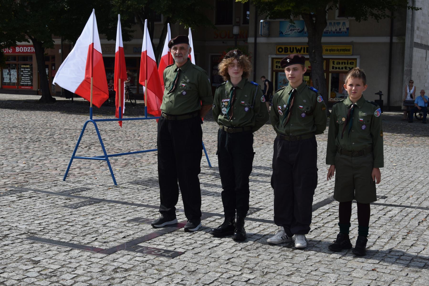 Harcerze stoją na placu