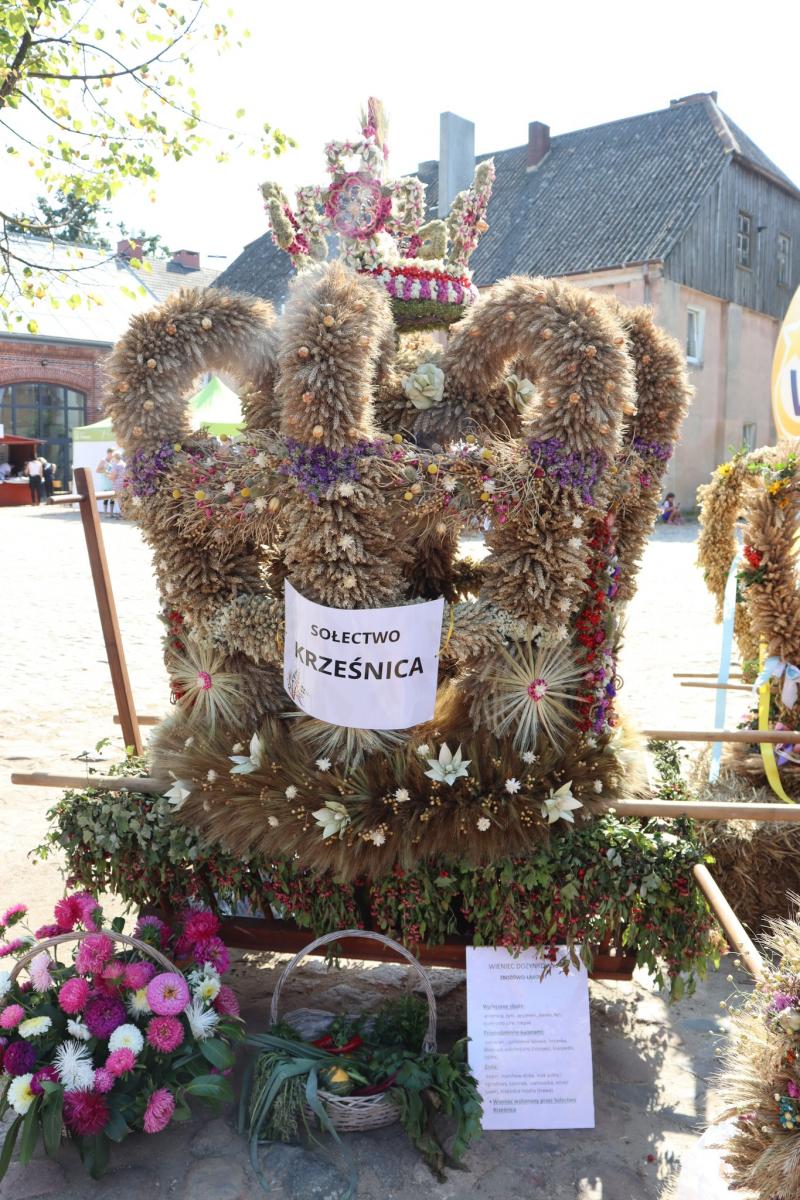 Wieniec dożynkowy Krześnicy, stoi na placu