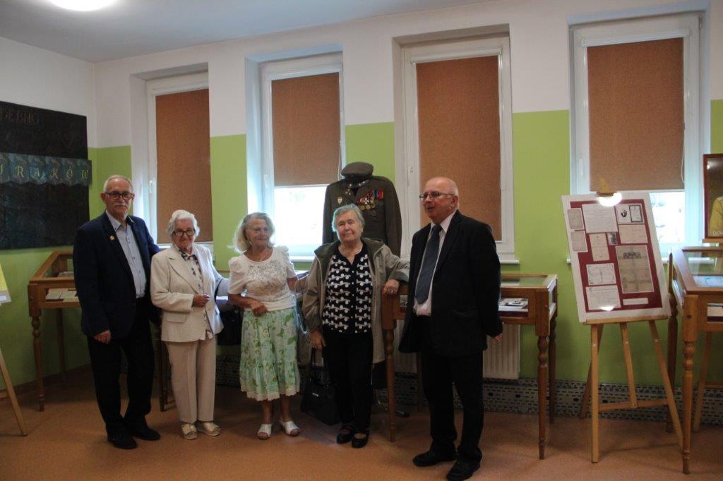 5 przedstawicieli Sybiraków stoją w sali wystawowej 