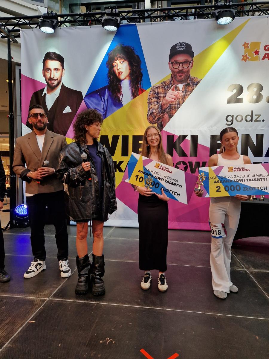 Wiktoria Taracińska uśmiechnieta trzyma czek. Po lewej stoi Natalia Kukulska i Rafał Maserak
