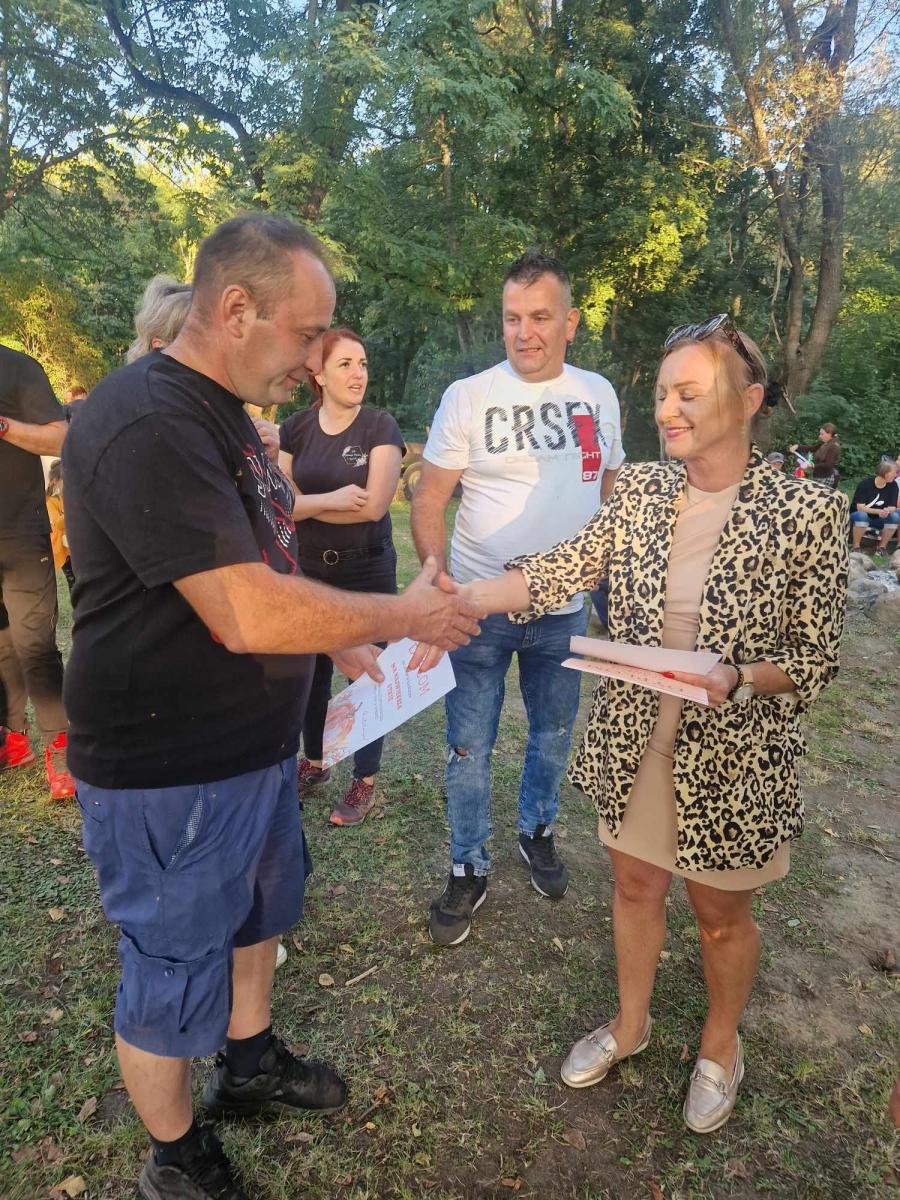Radna wręcza dyplom mężczyźnie za udział w konkursie 
