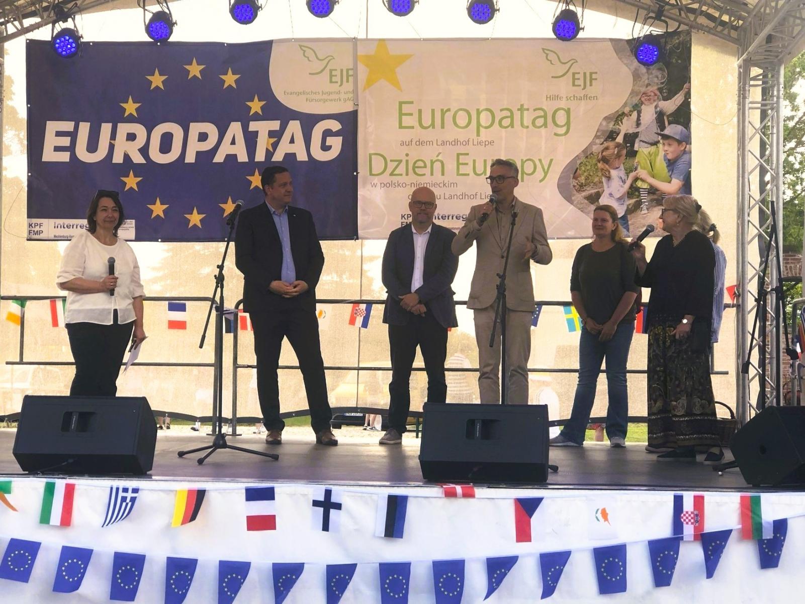 Na scenie przemawia burmistrz Dębna, obok stoją przedstawiciele organizacji