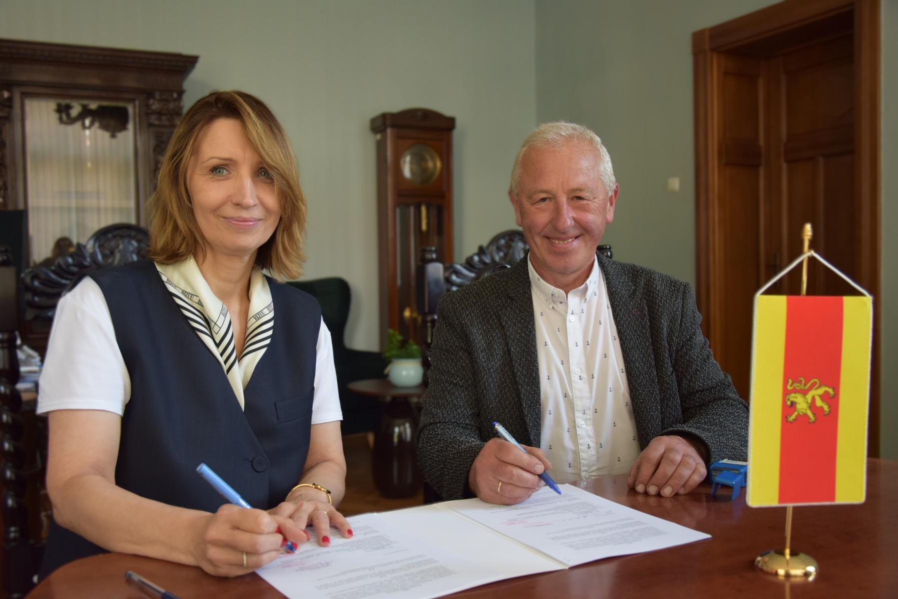Pani wiceburmistrz i prezes STS Dębno siedzą przy stole w gabinecie burmistrza