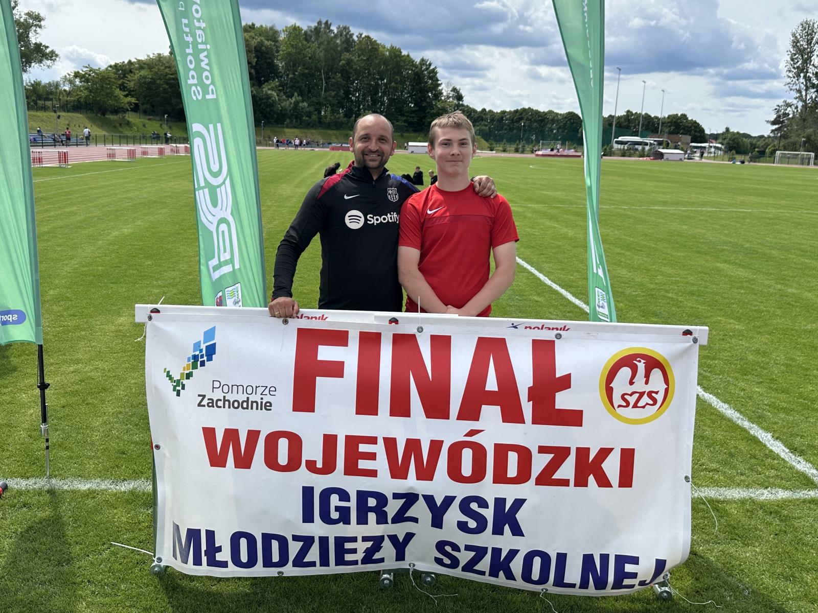Na zdjęciu opiekun wraz z chłopcem ze Szkoły w Sarbinowie 