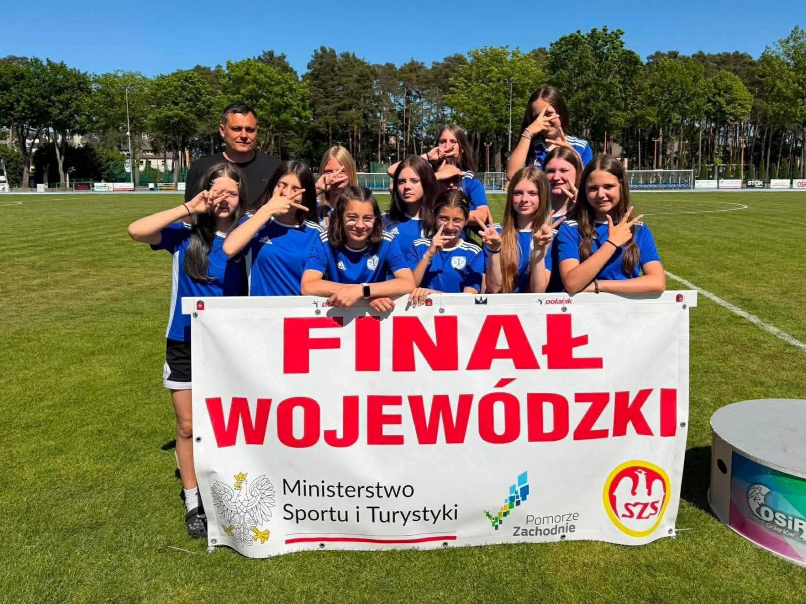 Drużyna dziewcząt z SP1 Dębno 