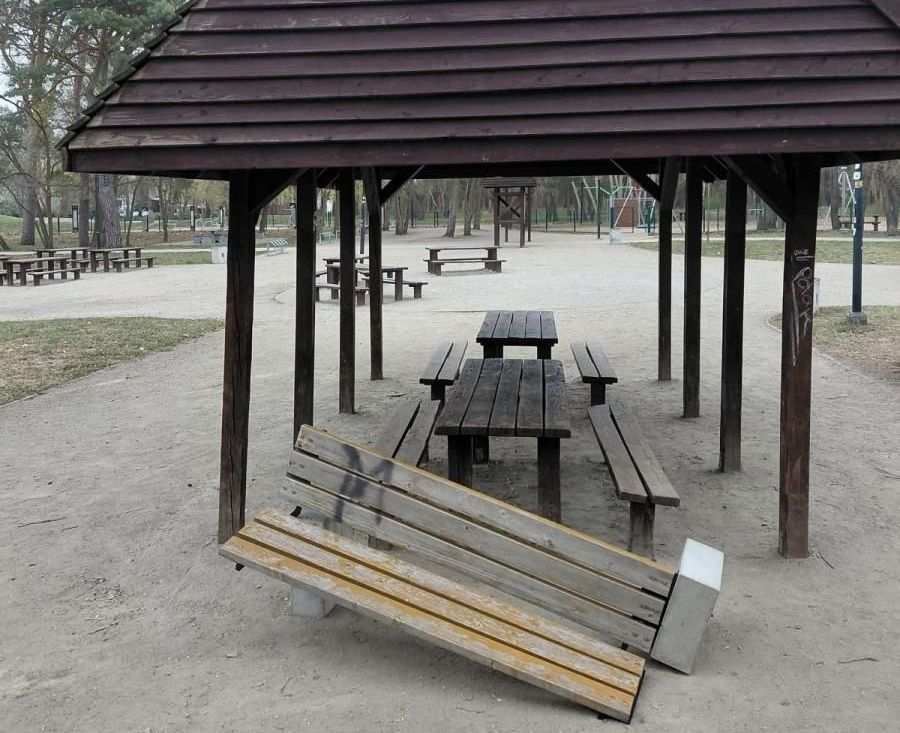 Przewr&oacute;cona ławki pod wiatą 